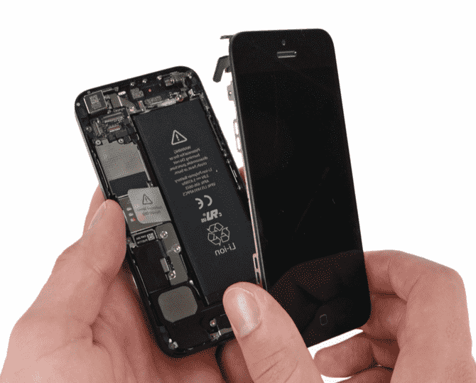 Демонтируем поврежденный экран с айфона