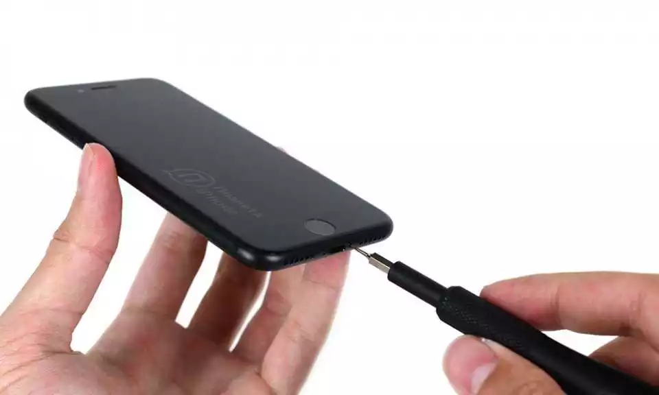 iPhone 7 нижние болты | PlanetIPhone