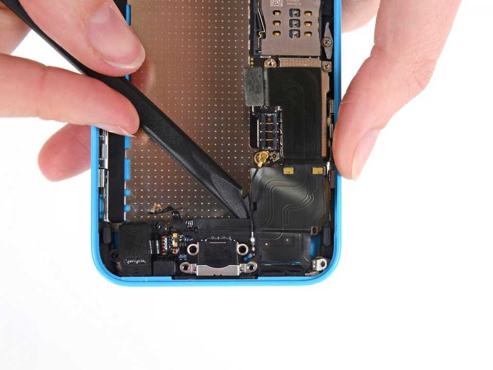 Демонтаж нижнего шлейфа iPhone 5c 