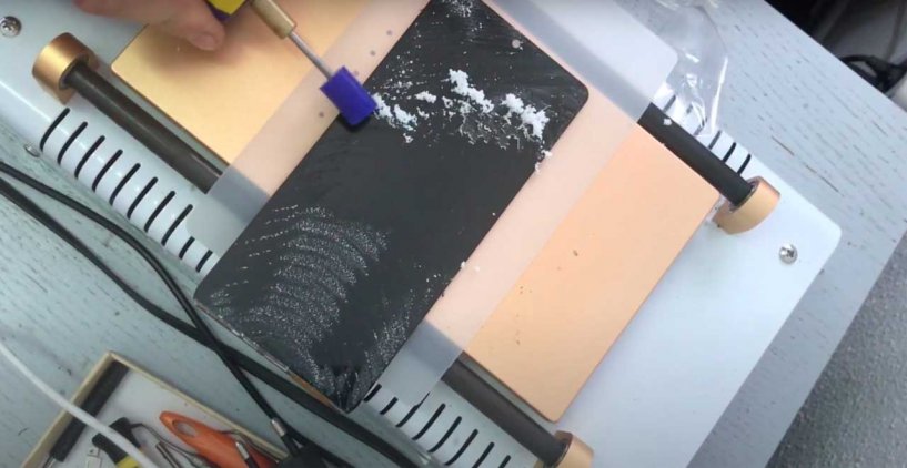 Мастер удаляет остатки клея с экрана Samsung A52