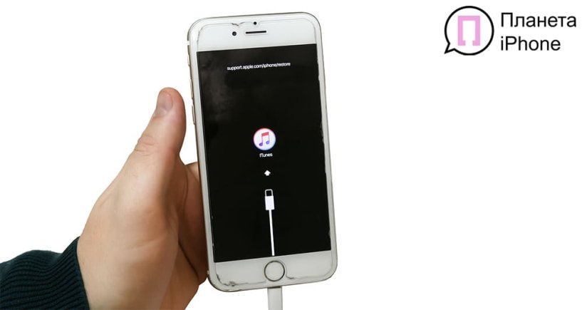 Мастер начинает прошивку Iphone 6