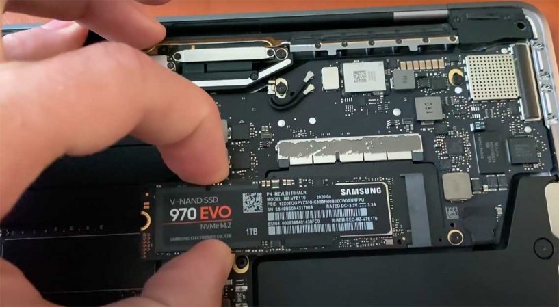 Мастер вставил ssd в macbook