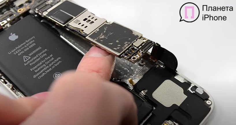 Мастер поддевает материнскую плату на iphone 6