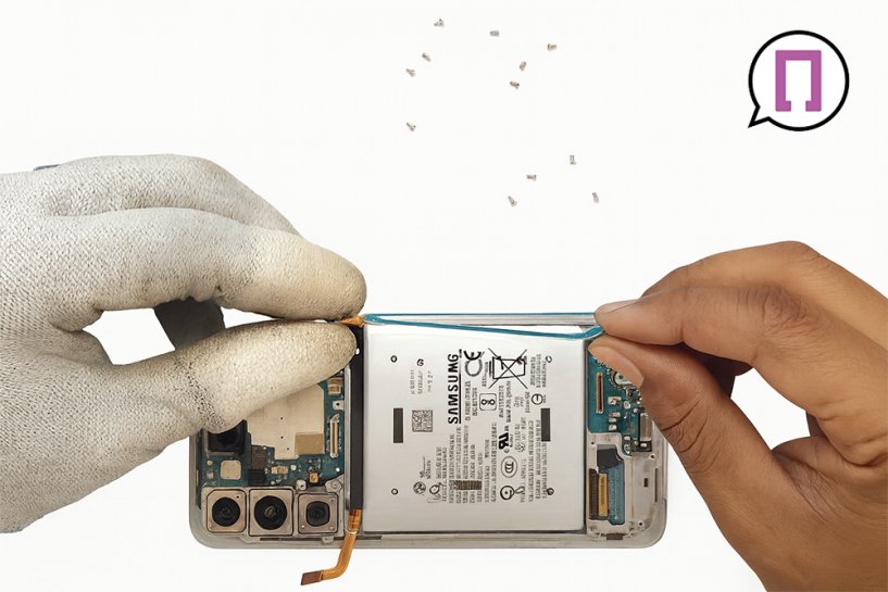 Мастер открыл корпус Samsung Galaxy S25