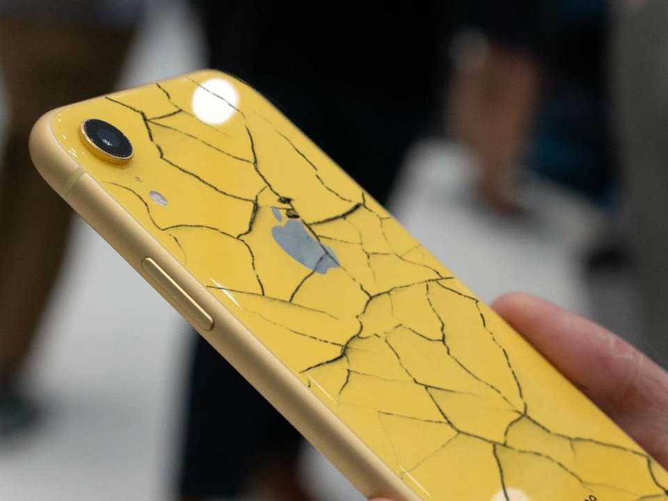 Разбитое заднее стекло iPhone Xr | PlanetiPhone