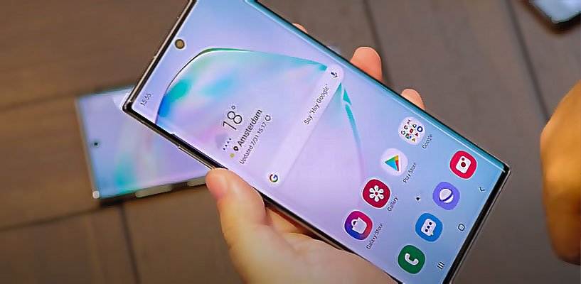 Samsung Note 10 Plus в руке