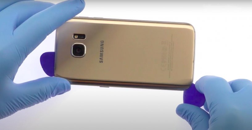 Специалист осуществляет снятие задней крышки samsung s7 edge