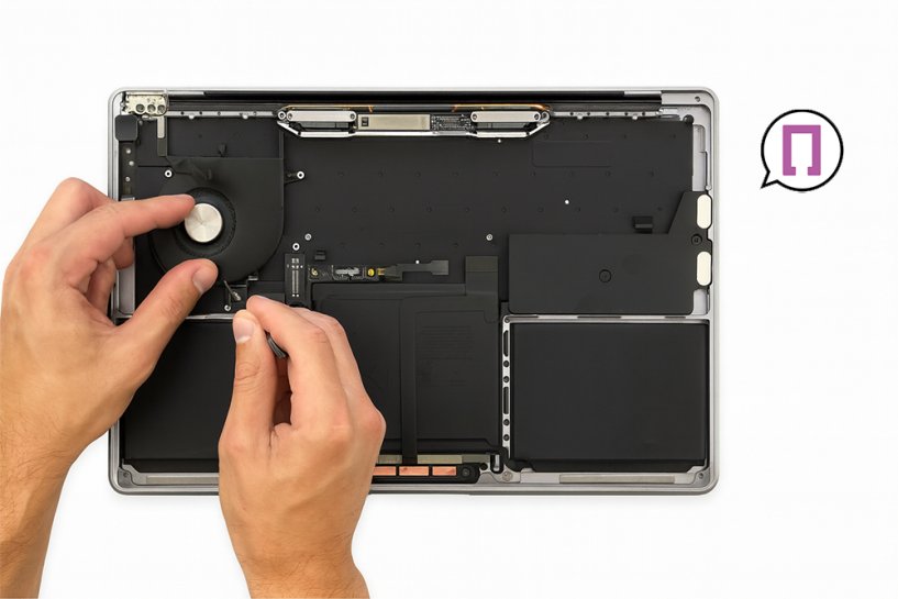 Мастер собирает Макбук Про 13 после замены термопасты