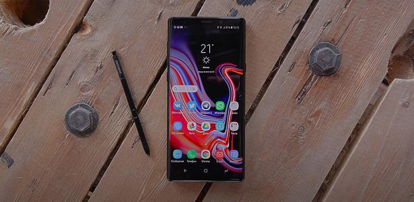 samsung note 9 со стилусом на столе