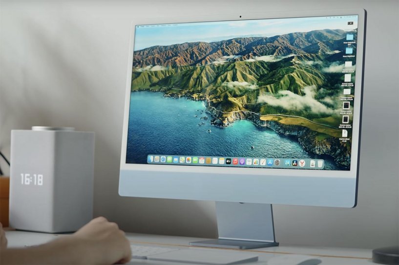 iMac 24 дюйм стоит на столе вместе с клавиатурой и мышкой