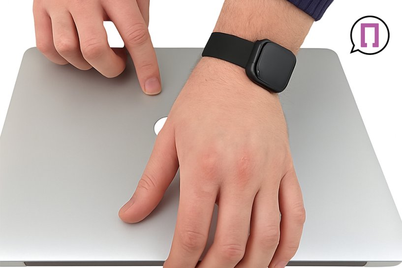 Мастер закрывает крышку Макбук Эйр 13 после замены экрана