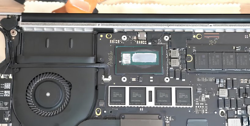 Мастер меняет термопасту на MacBook