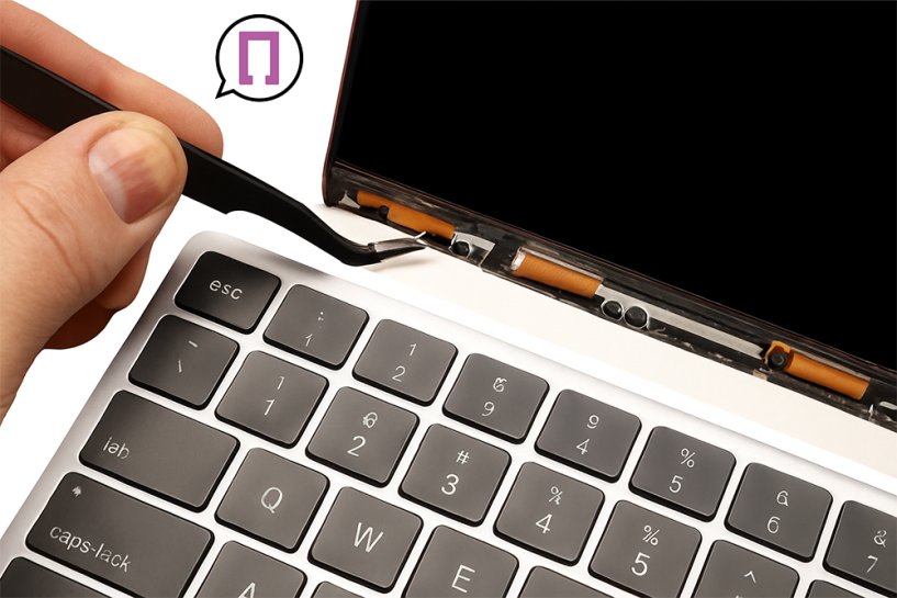 Отделение поврежденного модуля матрицы от MacBook Pro 14