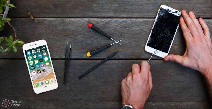 Мастер ремонтирует технику Apple