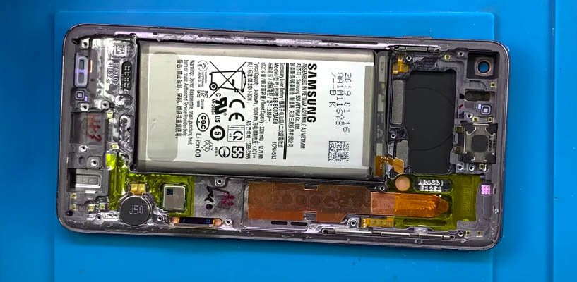 В корпусе Samsung S10 осталась только одна аккумуляторная батарея