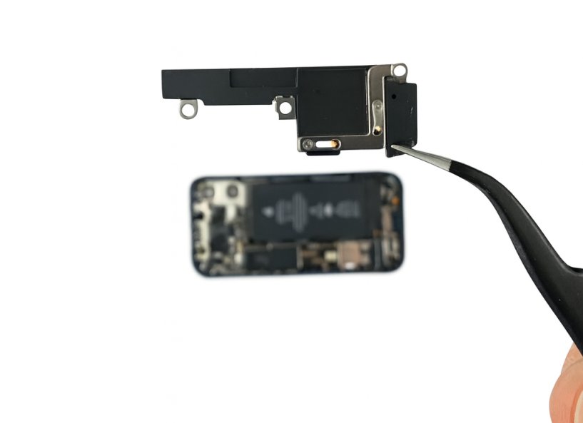 Мастер держит пинцетом детали iPhone 12 Mini
