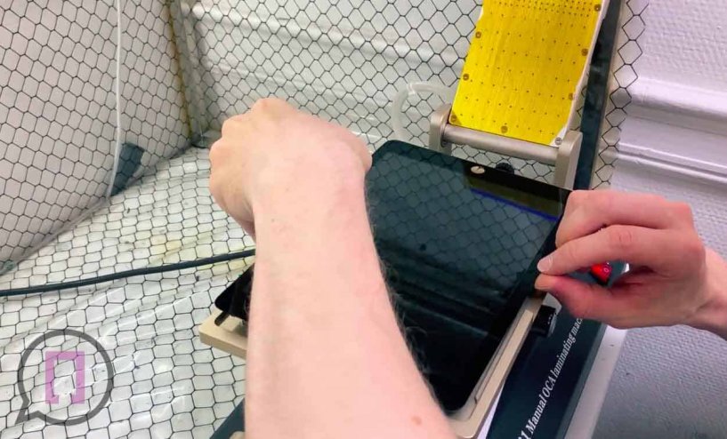Специалист сервисного центра клеит стекло на ipad air 3
