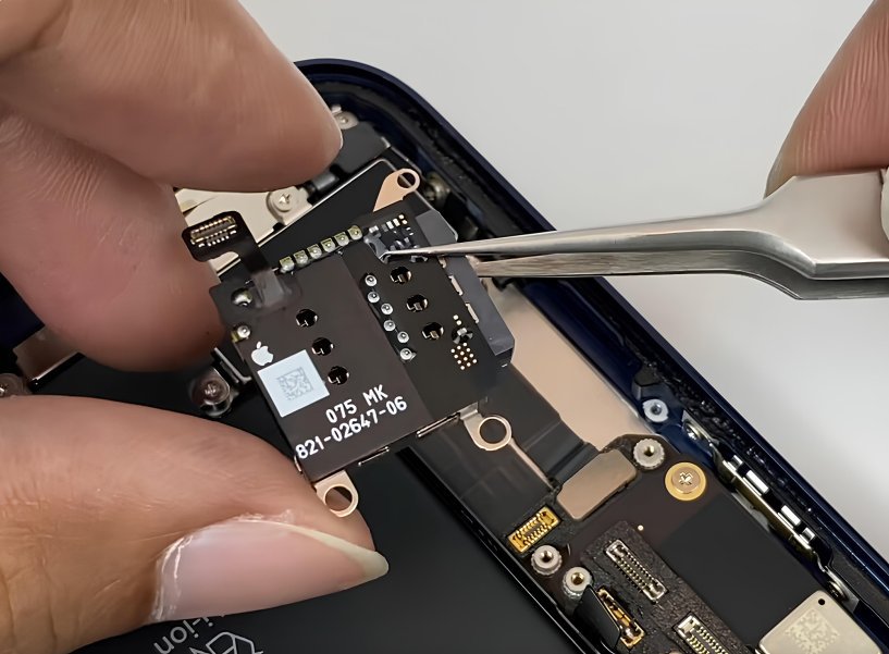 Мастер держит деталь iPhone 12