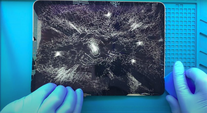 Специалист вскрывает дисплей ipad pro 11