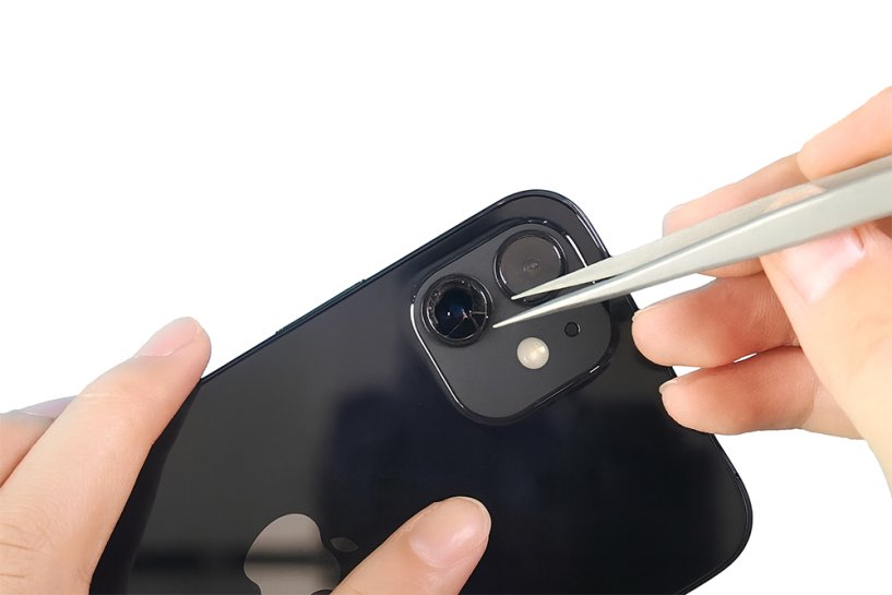 Мастер осматривает разбитое стекло камеры