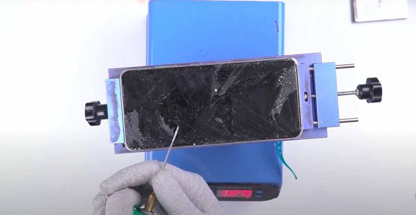 Специалист по ремонту телефонов очищает дисплей от остатков клея Samsung S20 Ultra