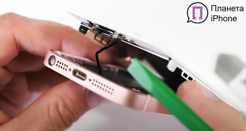 Мастер отделяет дисплей телефона | PlanetiPhone