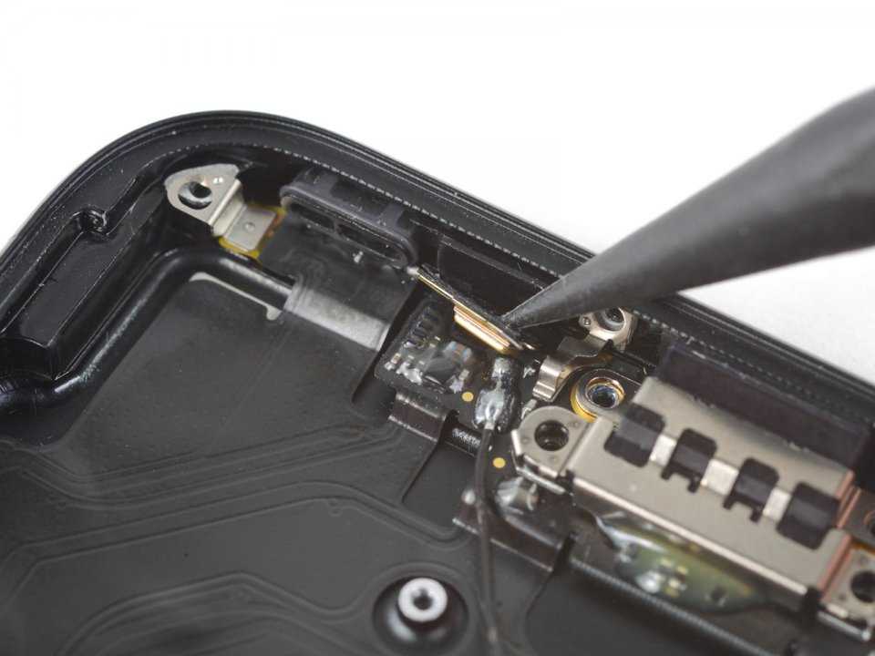 Демонтаж нижнего шлейфа iPhone 7 | PlanetiPhone