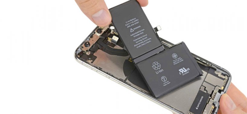Мастер поставил новую аккумуляторную батарею в корпус айфон 12 мини