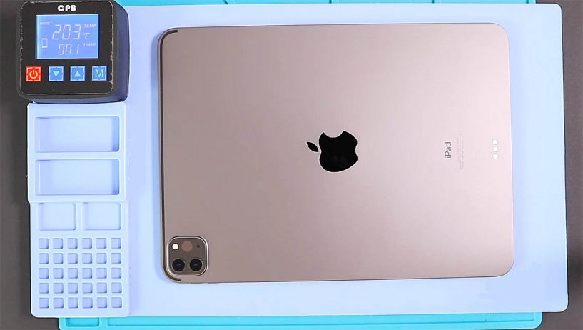 Специалист нагревает дисплей ipad pro для легкого снятия