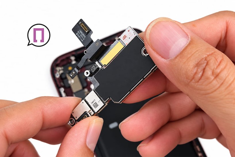 Макросъёмка платы iPhone 18 Pro Max в руках