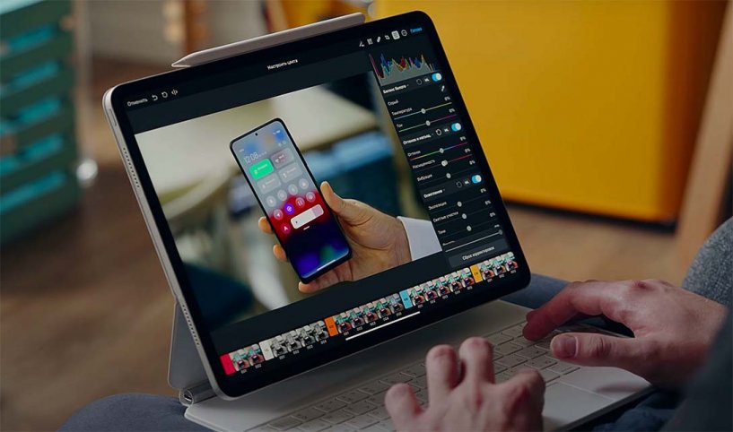 Специалист обрабатывает видеоряд на ipad pro 12.9 на процессоре M1